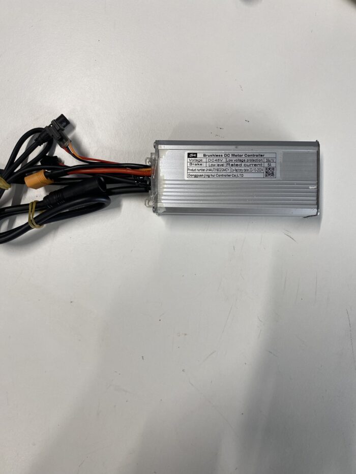 Qmwheel V20 controller rode stekker 2024 - 2025 - korte achterlichtkabel - controller onder de zadel